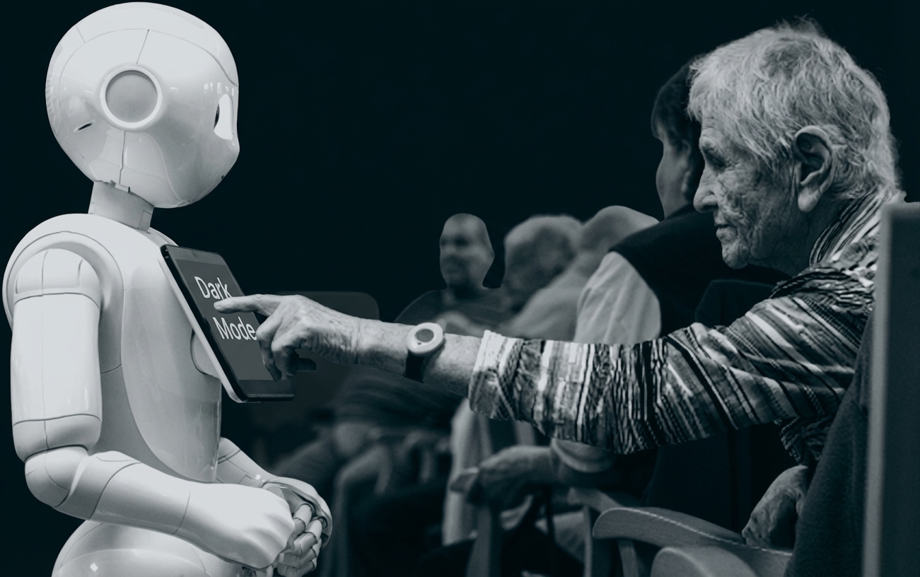 Ältere Frau berührt Tablet an humanoidem Roboter in Gemeinschaftsraum